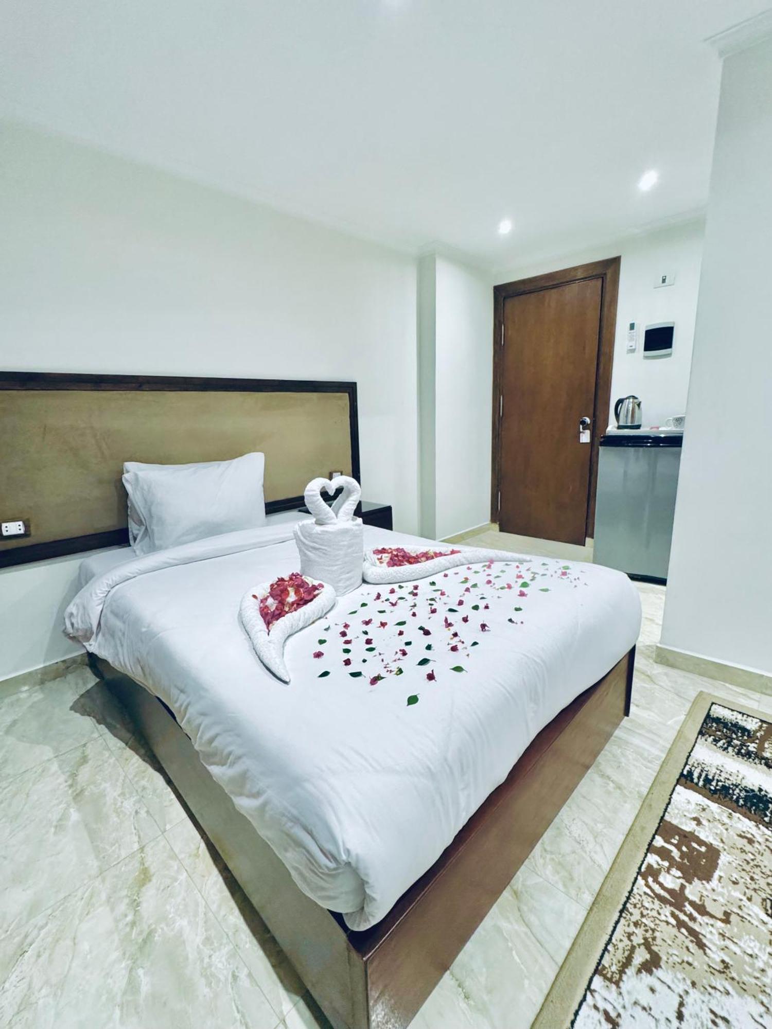Kafret el-Gabal Flower Pyramids Inn מראה חיצוני תמונה