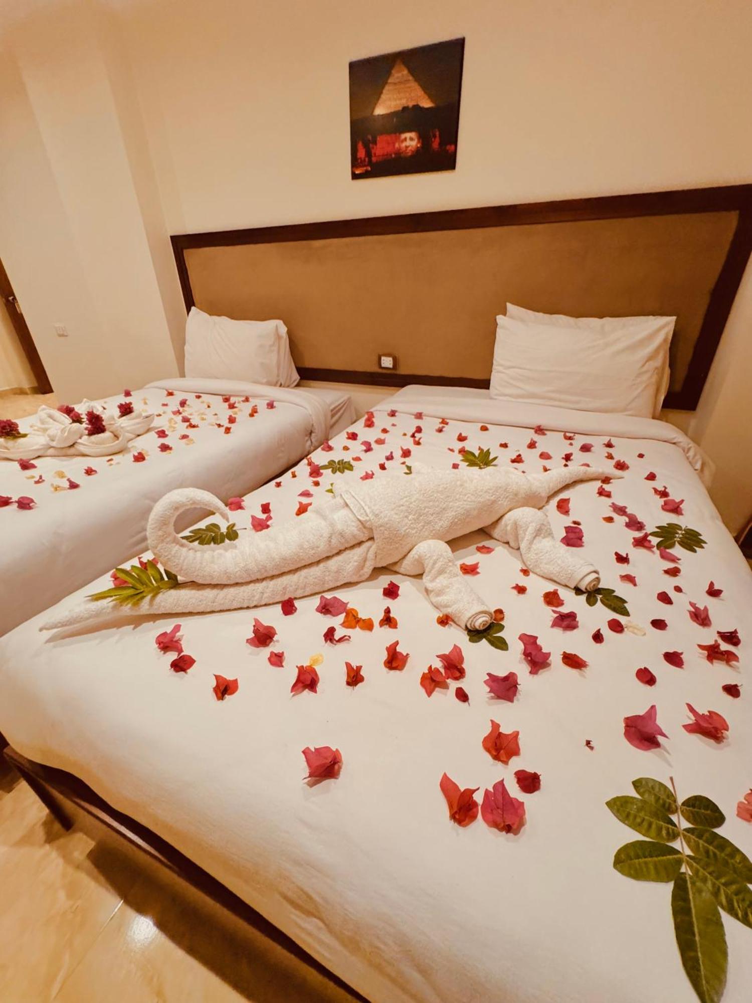 Kafret el-Gabal Flower Pyramids Inn מראה חיצוני תמונה