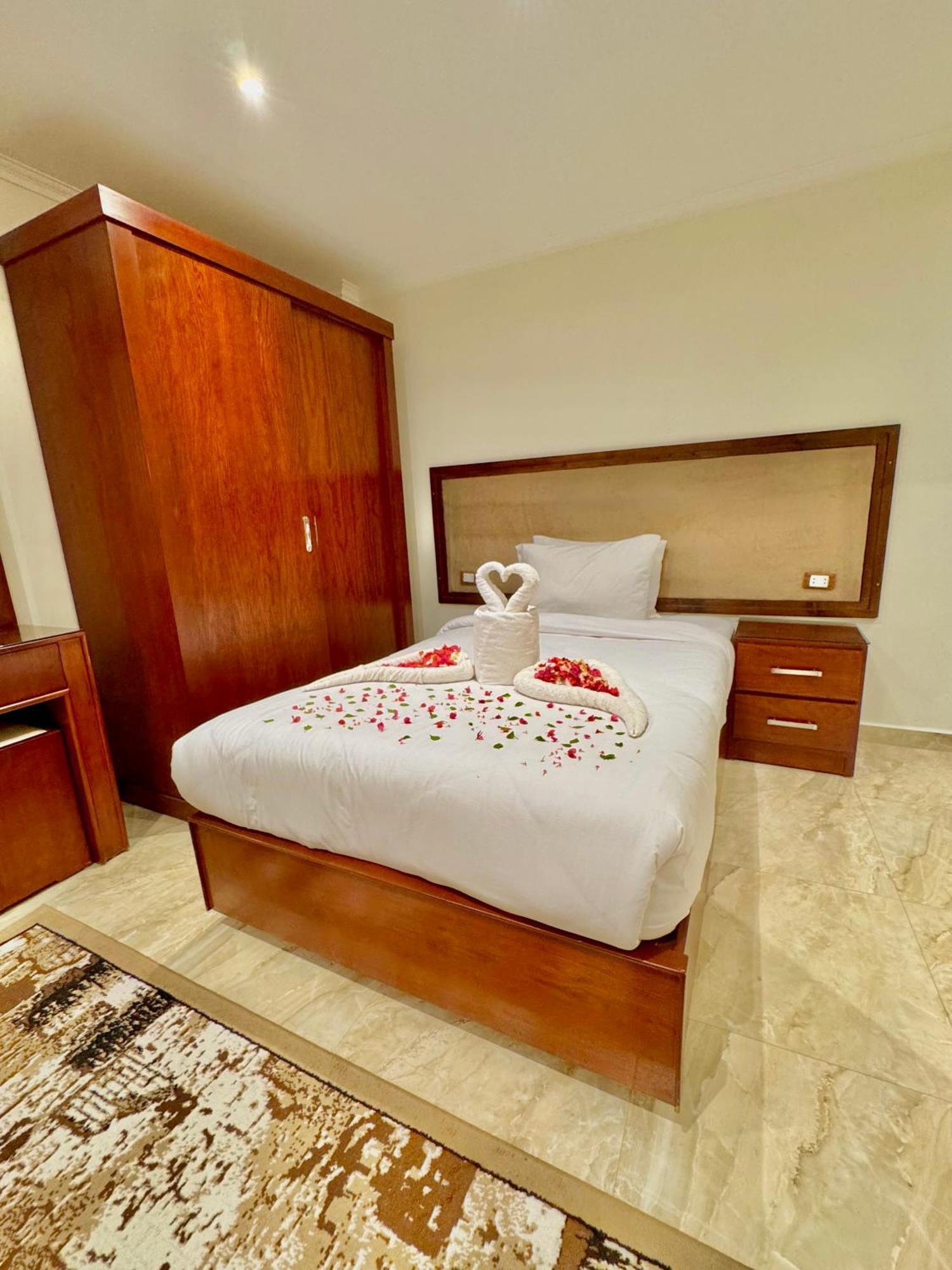 Kafret el-Gabal Flower Pyramids Inn מראה חיצוני תמונה